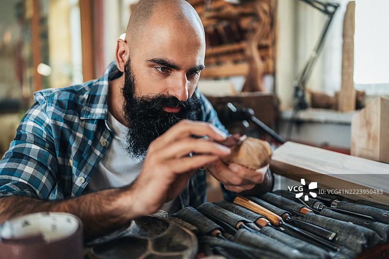 专注的木工用凿子雕刻图片素材