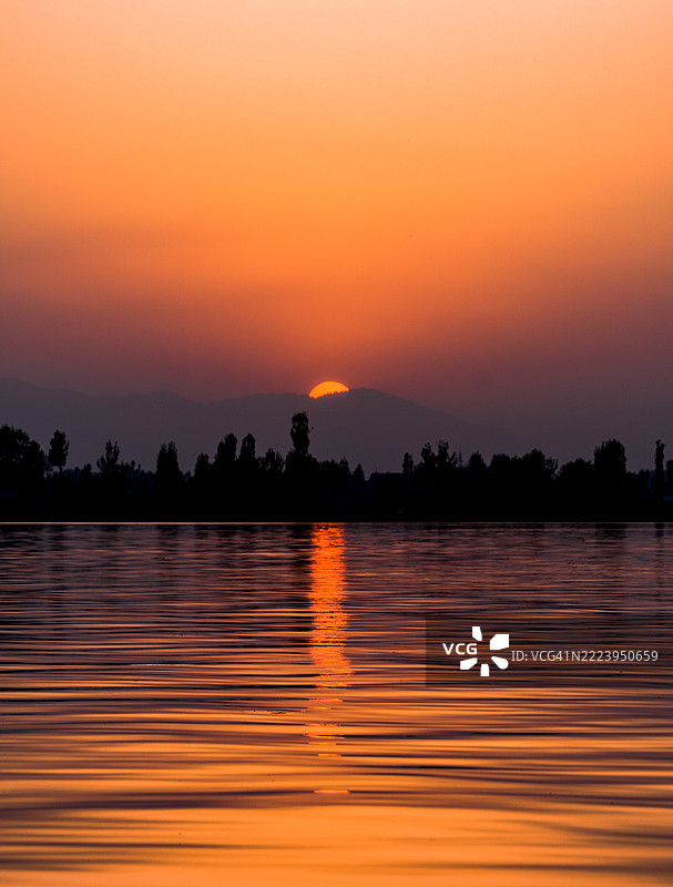 达尔湖与橙色天空图片素材