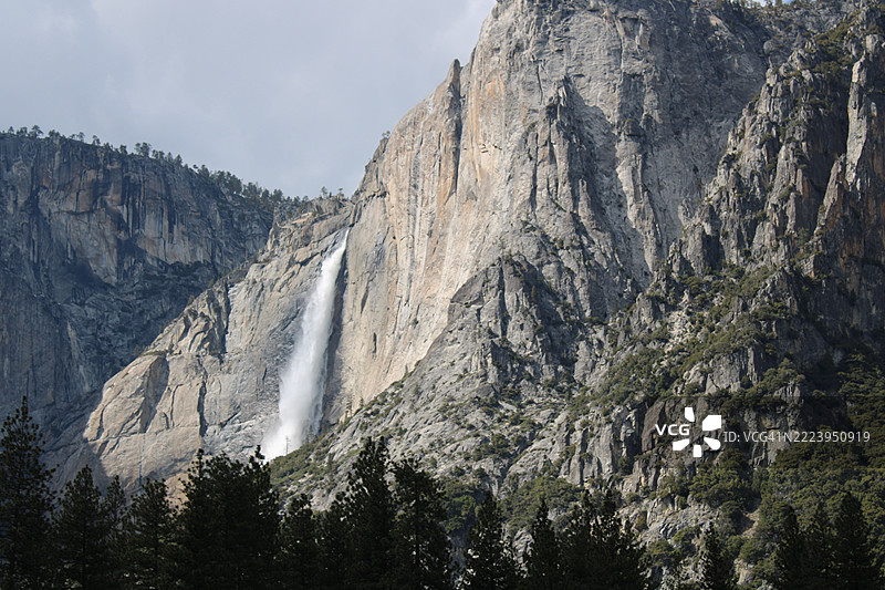 从低角度看瀑布与天空，马里波萨县，加利福尼亚州，美国图片素材