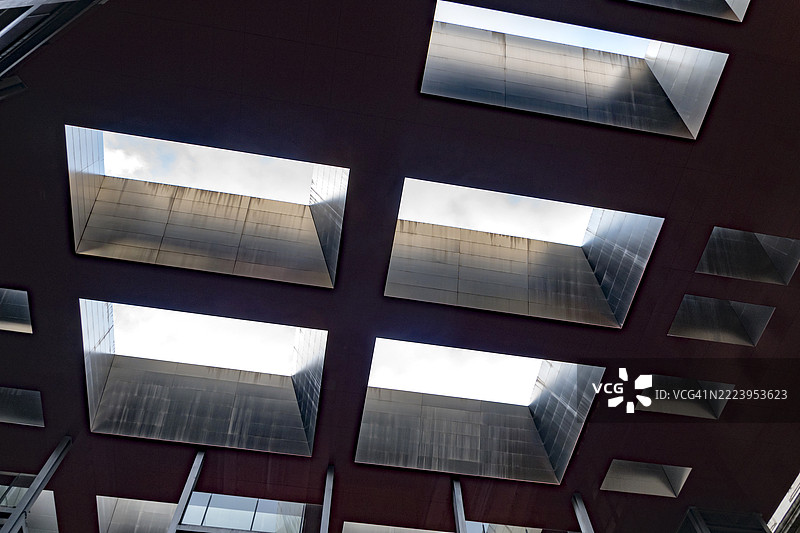 现代屋顶结构中的几何开口图片素材