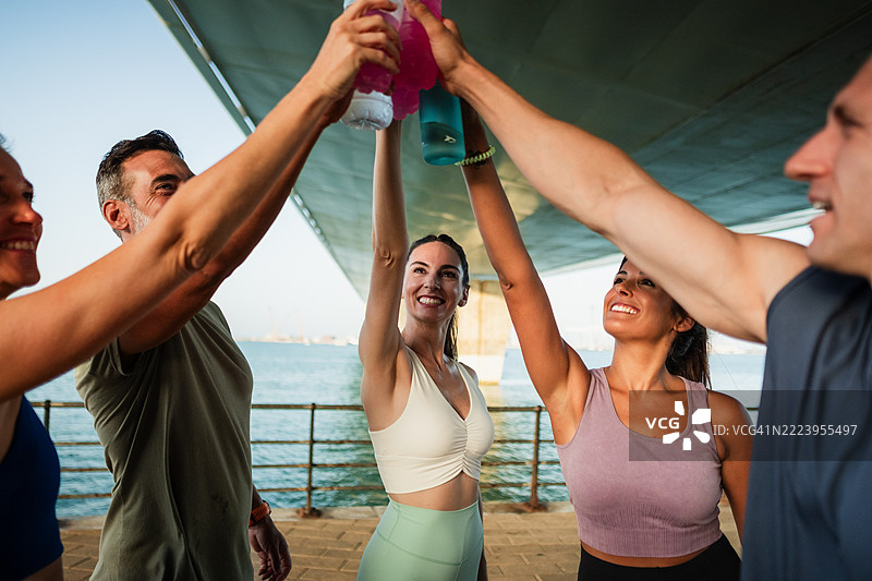 健身教练们在海边庆祝成功的训练图片素材