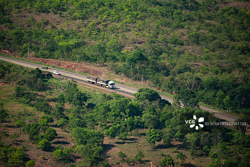 乡村公路上的卡车图片素材