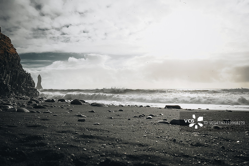 雷尼斯菲雅拉黑沙滩，冰岛的狂野海岸线，冰岛图片素材