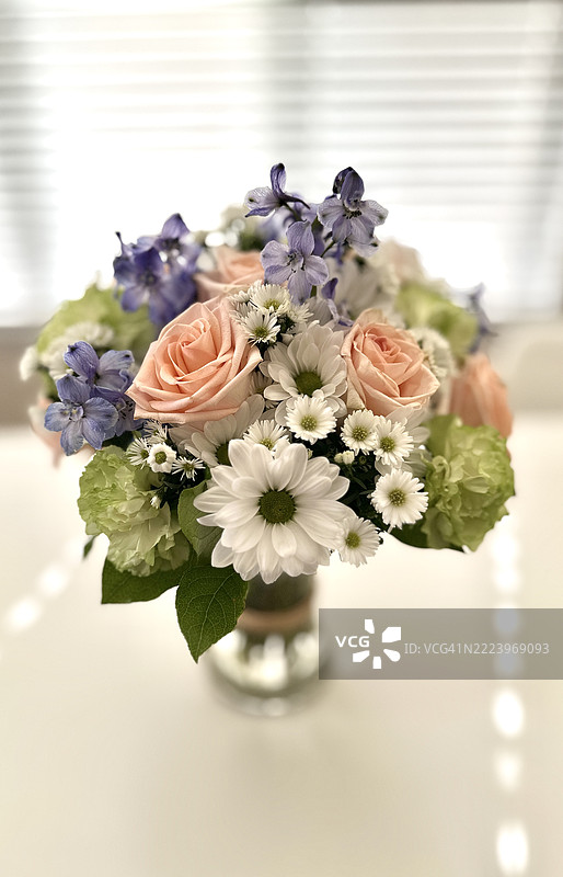 桌子上的花束特写，拉瓦尔，加拿大图片素材