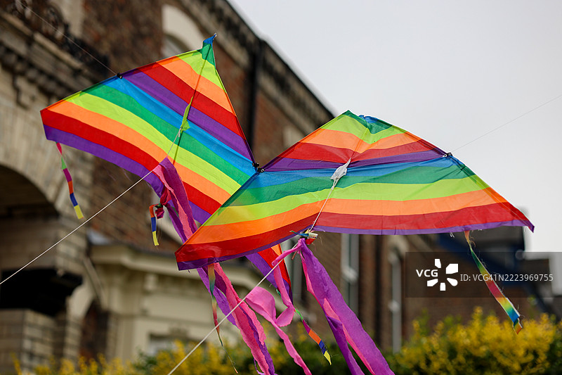 从低角度看悬挂在建筑物上的彩虹旗，约克，英国图片素材