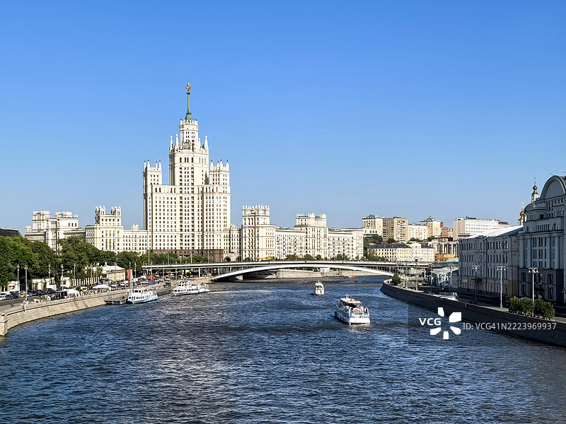 莫斯科，俄罗斯 - 2025年5月28日 从扎里亚季公园俯瞰莫斯科河和城市风光图片素材