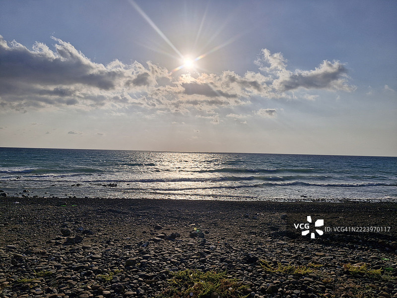 阳光明媚的日子里，土耳其哈塔伊的海洋与天空的美丽景色图片素材