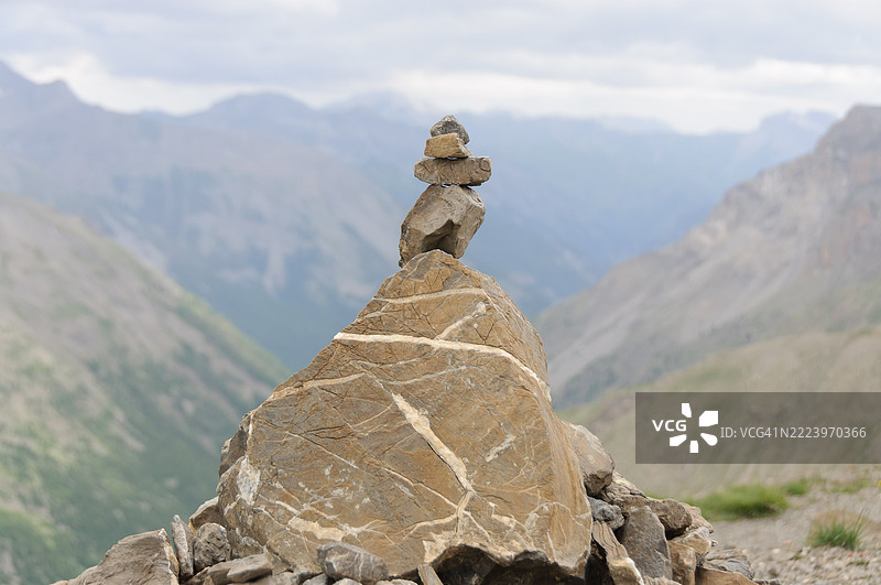 法国乔西耶的石头堆叠特写图片素材