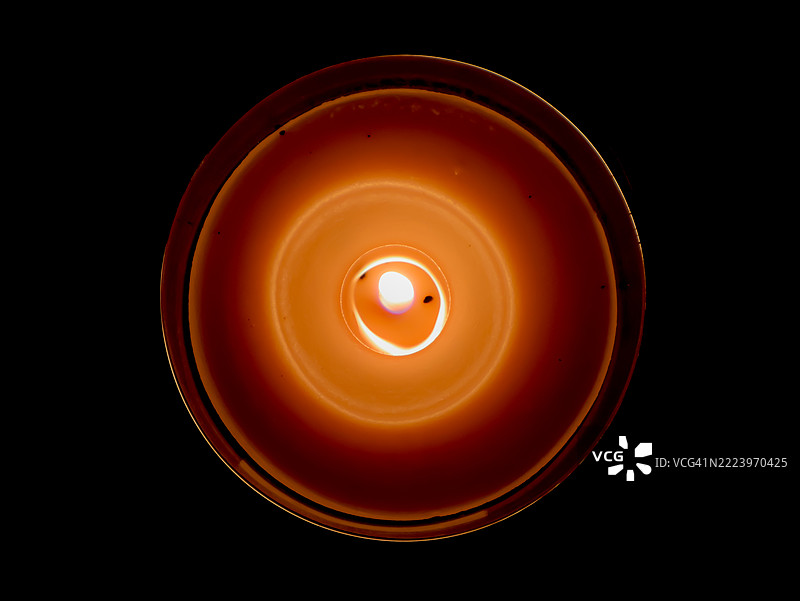 黑色背景上照亮的茶蜡烛的俯视图，荷兰图片素材