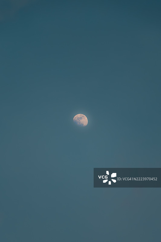 夜空中低角度视图的月亮，墨西哥图片素材