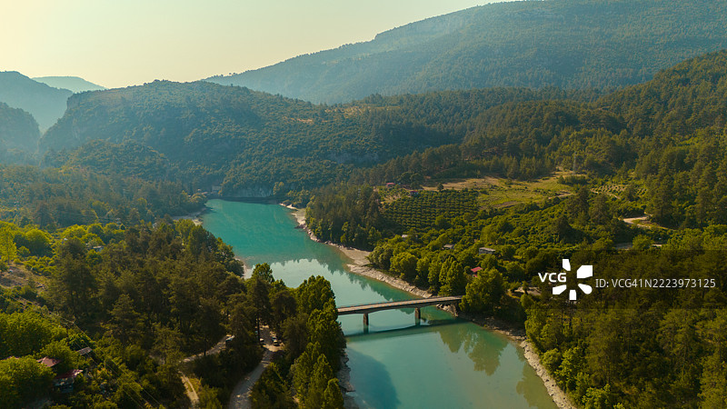 高角度俯瞰土耳其阿达纳的河流与树木和天空的景色图片素材