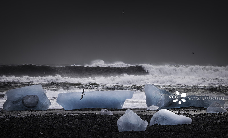 冰岛清澈天空下的海景图片素材
