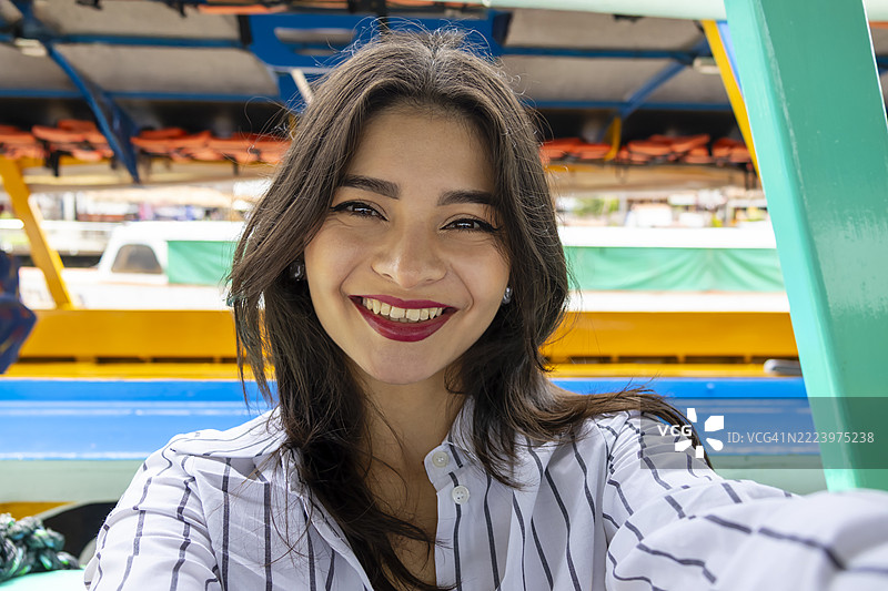 年轻女性自拍的肖像图片素材