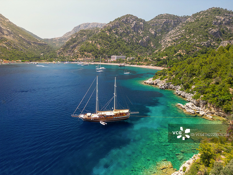 地中海美丽海湾中的古莱特船图片素材