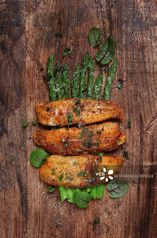 自制的炸鱼片，罗非鱼配芦笋，无人出镜图片素材