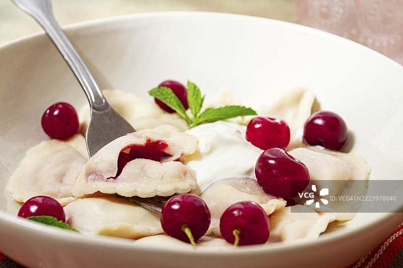 传统饺子配樱桃和酸奶，特写，无人。图片素材