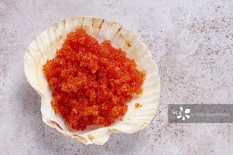 橙色飞鱼卵，飞鱼子，放在贝壳里，俯视图图片素材