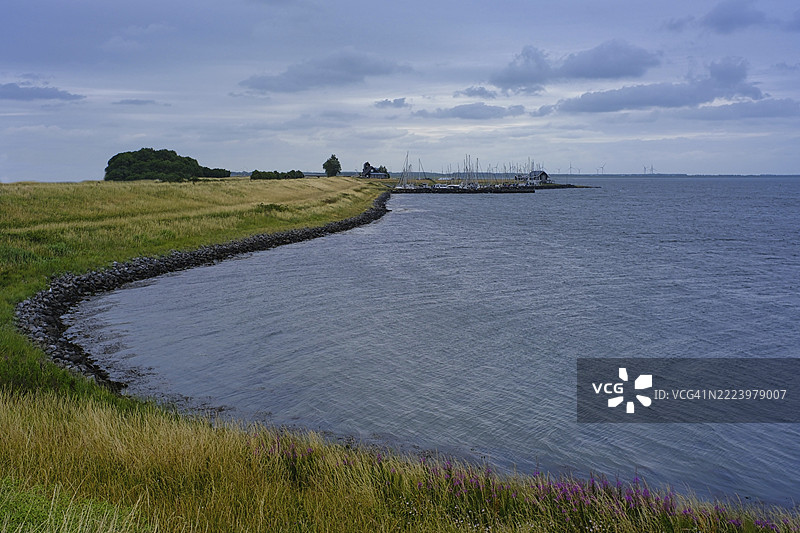 荷兰泽兰省和南荷兰省的格雷维林根湖上的小码头，格雷维林根湖是西欧最大的内陆咸水湖。图片素材