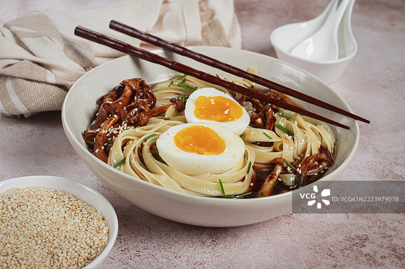 荞麦面配香菇、煮鸡蛋、青葱、芝麻，自制，无人。图片素材