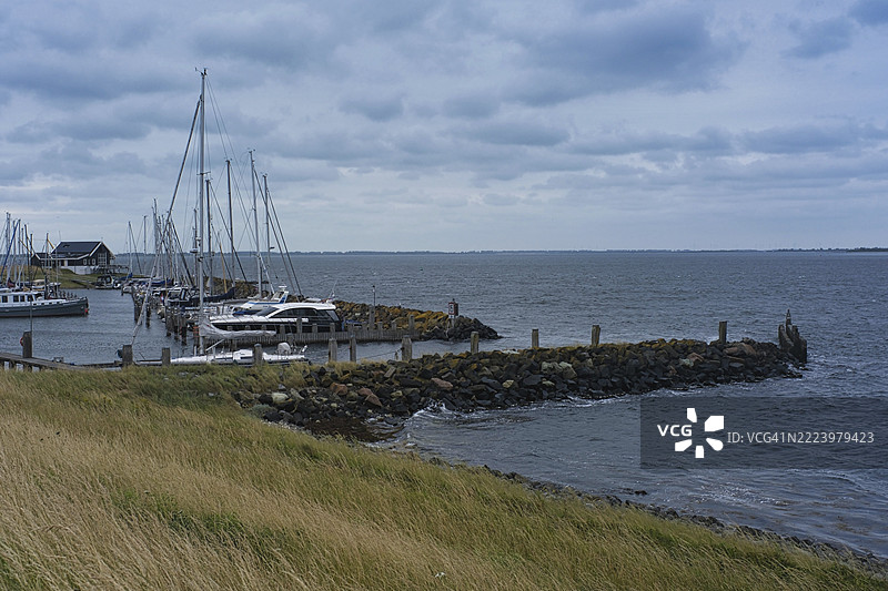 荷兰泽兰省和南荷兰省的格雷维林根湖上的小码头，格雷维林根湖是西欧最大的内陆咸水湖。图片素材
