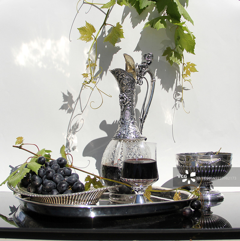 桌子上摆放着水果和花卉的特写，背景为白色，美国图片素材