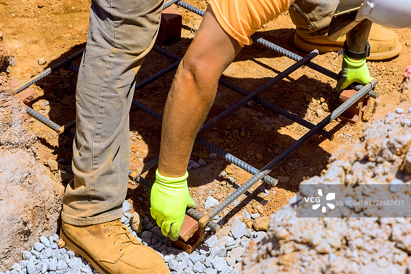 建筑工人在施工现场准备钢筋框架图片素材