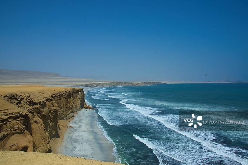 悬崖与海滩。帕拉卡斯自然保护区。秘鲁图片素材