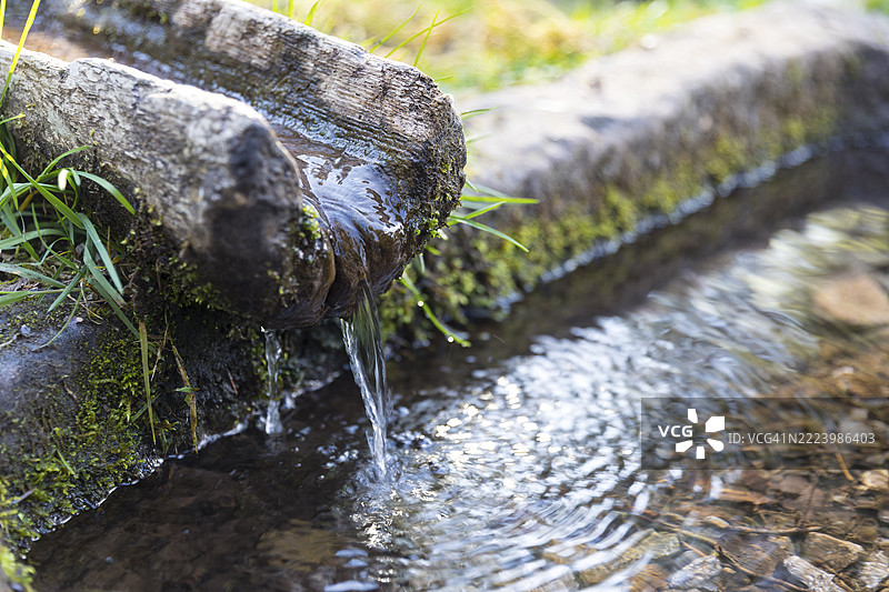 艾尔巴赫湖景观喷泉、木质水渠和砂岩水池，拜尔斯布龙，北黑森林，巴登-符腾堡州，德国，欧洲图片素材