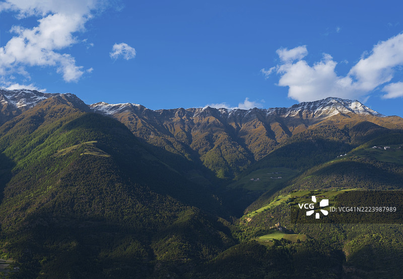 傍晚时分的松嫩贝格（Sonnenberg）景色，有阿嫩贝格城堡（Annenberg Castle）和上方的农场，位于意大利南蒂罗尔的多洛米蒂山区，具体地点为拉切斯（Laces）和莫特尔（Morter）的维诺斯塔谷（Venosta Valley）。图片素材