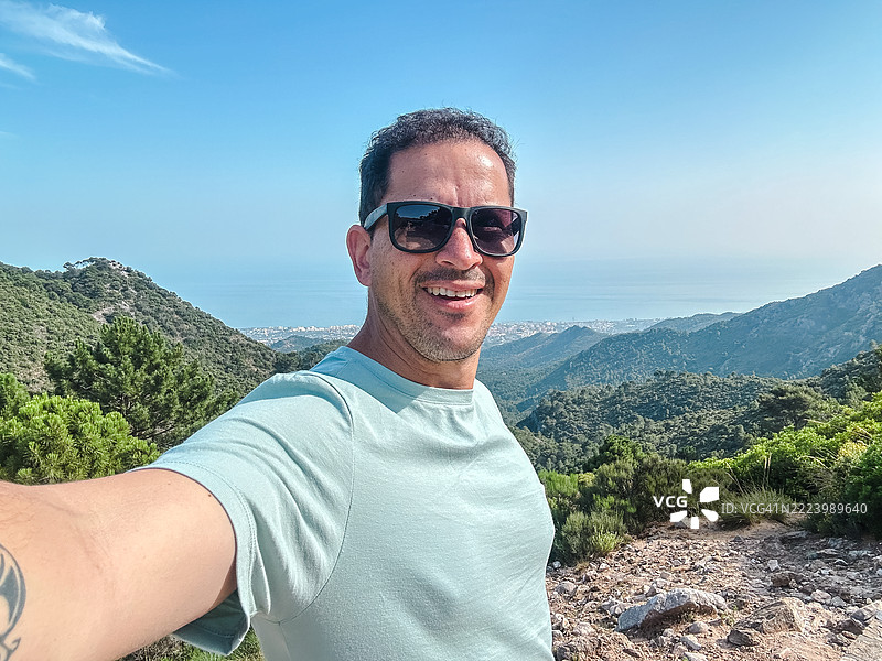 马贝拉山顶的男子自拍照图片素材