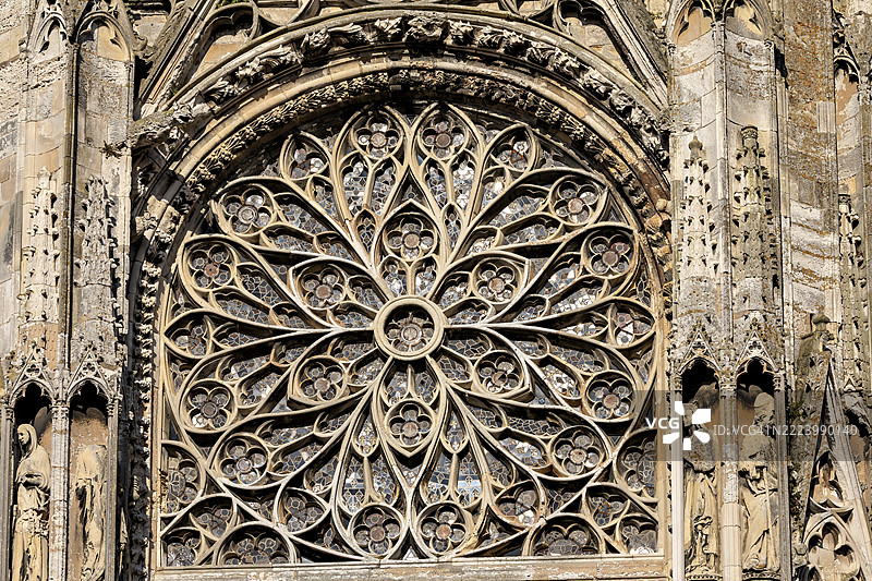 精美设计的哥特式玫瑰窗，带有细致的花边装饰和彩色玻璃，位于法国诺曼底的迪耶普大教堂。图片素材