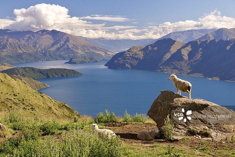 湖泊和山脉在天空下的美丽景色图片素材