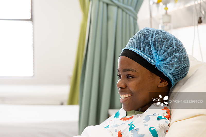 微笑的少女在医院病房的肖像图片素材