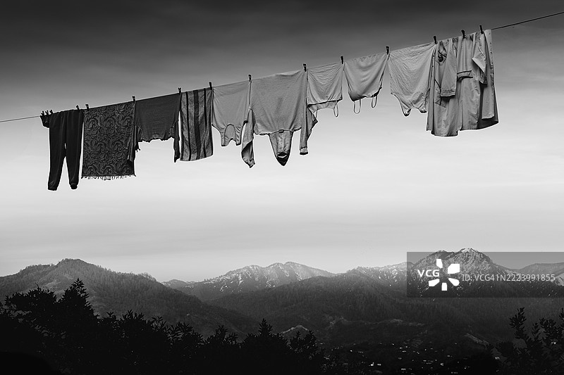 乔治亚州天空下晾衣绳上的衣物特写图片素材