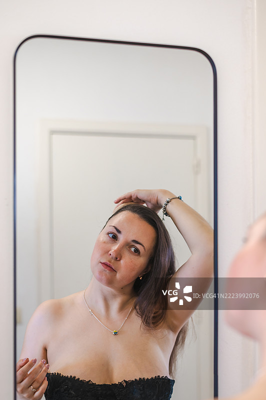 女性梳头 - 日常美容程序图片素材