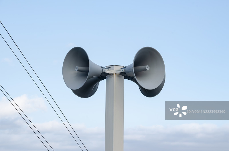 街道上的扬声器，靠近电线的电杆上图片素材