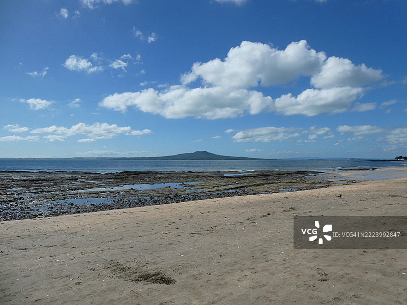 新西兰奥克兰海滩的美丽景色与天空相映成趣图片素材