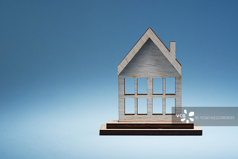 马来西亚蓝色背景下的模型房屋特写图片素材