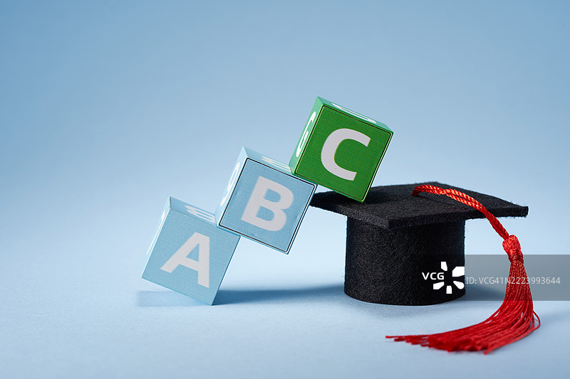 塑料玩具块上的学位帽，字母ABC，马来西亚图片素材