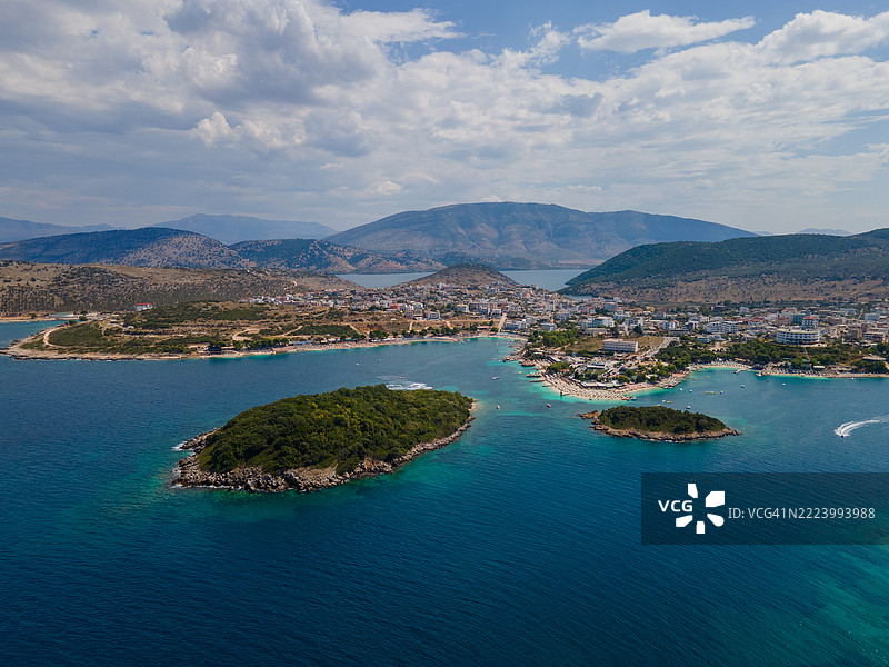 阿尔巴尼亚里维埃拉的克萨米尔全景，克萨米尔岛屿位于萨兰达附近。图片素材
