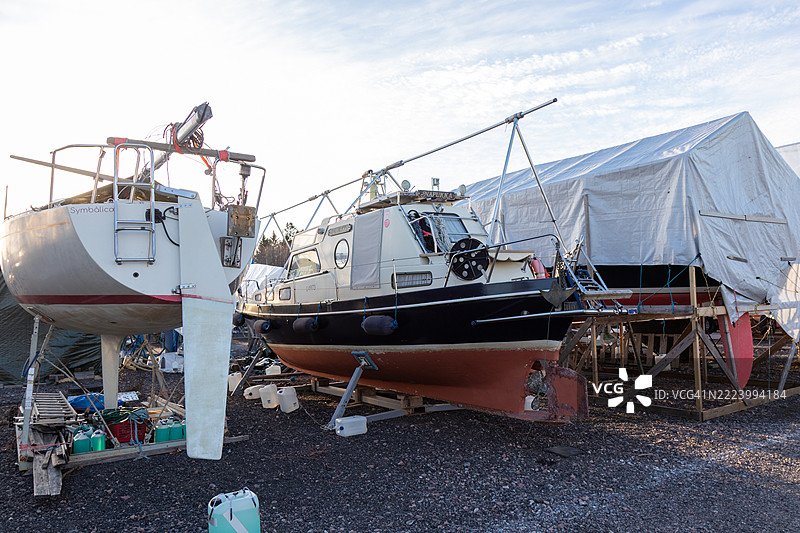 芬兰埃斯波，2025年3月23日，春季的海滨码头，芬兰船厂中的冬季化船只，苏门诺亚图片素材