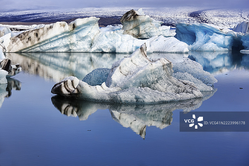 早晨光线下的冰山,约库萨尔龙冰川湖,约库萨尔龙,冰川湖,瓦特纳冰川在后,霍尔纳峡湾,东南冰岛,冰岛,欧洲图片素材