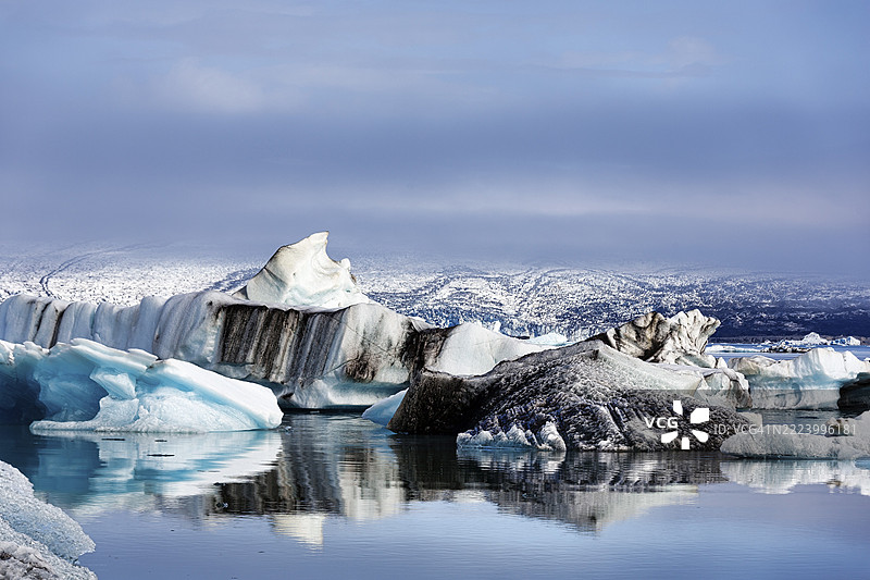 早晨光线下的冰山,约库萨尔龙冰川湖,约库萨尔龙,冰川湖,瓦特纳冰川在后,霍尔纳峡湾,东南冰岛,冰岛,欧洲图片素材