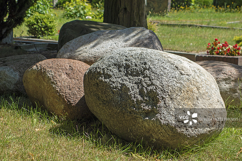 巨大的不规则石块、巨石、花岗岩石头，路德教墓地，海斯费尔德街，莱尔，东弗里斯兰，德国，欧洲图片素材