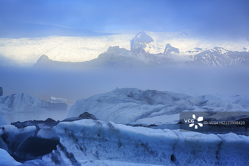 早晨光线下的冰山,约库萨尔龙冰川湖,约库萨尔龙,冰川湖,瓦特纳冰川在后,霍尔纳峡湾,东南冰岛,冰岛,欧洲图片素材