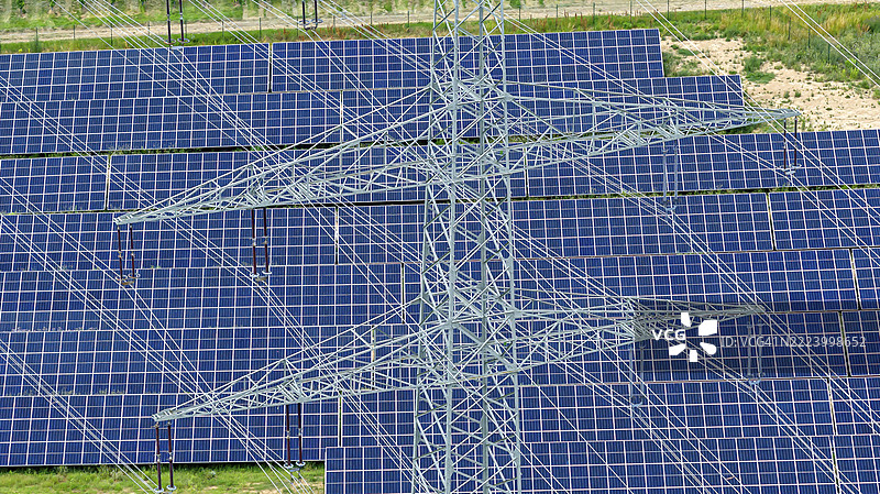 位于德国巴登-符腾堡州海尔布隆区塔尔海姆附近的地面光伏系统,输出功率约为3.8兆瓦。该太阳能公园是海尔布隆ZEAG能源公司与塔尔海姆市的联合项目。图片素材