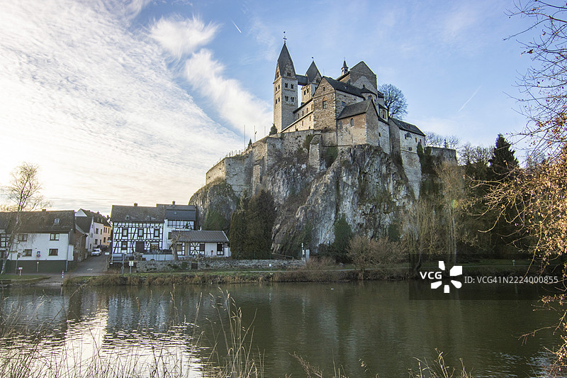 日出时分的冬季风景。大量的自然风光和岩石上的一座大教堂。前圣卢本提乌斯教会大学教堂，迪特基兴，黑森州图片素材