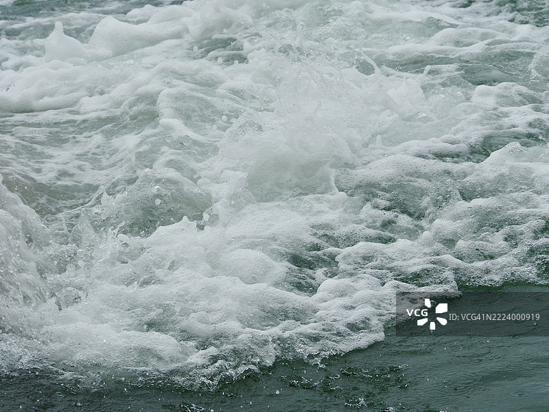 高角度视图的海浪拍打海岸图片素材