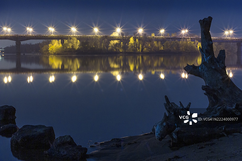 基辅，乌克兰夜晚湖泊的美丽景色图片素材