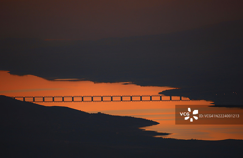 土耳其马拉蒂亚海上桥梁的剪影映衬着橙色天空图片素材